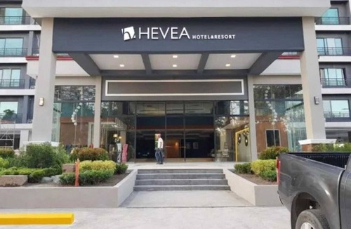 Angeles City House | Romantic Double Hideaway at Sunday Hevea Resort