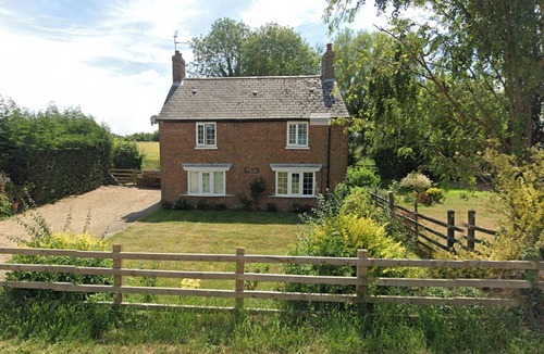 Newborough Cottage | Romantic English cottage three bedrooms, detached, drive for three cars, homely