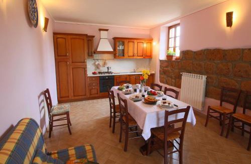 Sorano House | Romantic Farmhouse with Pool