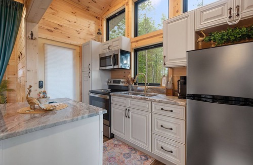 Campton Cabin | Romantic Forest Birdhouse Hot Tub Loftnet Firepit