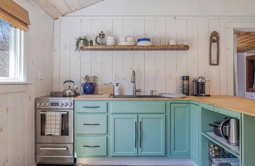 Town Hill Cabin | Romantic Forest Cabin - private, near everything