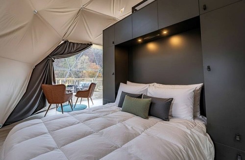 True Cabin | Romantic Geodesic Dome with Hot Tub, Perfect for Stargazing in Pipestem, West Virginia