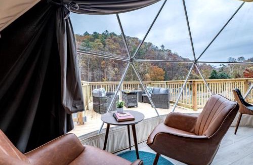 True Other | Romantic Geodesic Dome with Hot Tub, Perfect for Stargazing in Pipestem, West Virginia