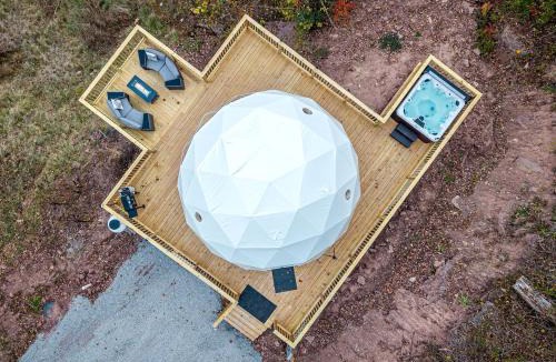 True Other | Romantic Geodesic Dome with Hot Tub, Perfect for Stargazing in Pipestem, West Virginia