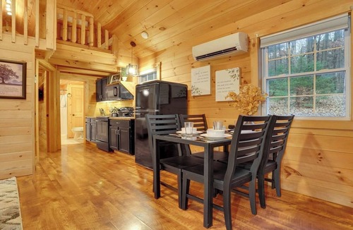 Cocolamus Cabin | Romantic Getaway | Hot Tub, Fire Pit, Ping Pong