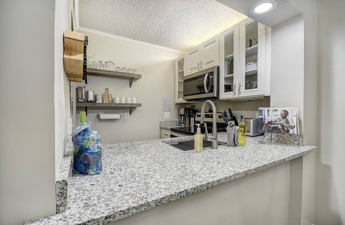 Briarcliffe Acres Condo | Romantic Getaway with WIFI, 2 fireplaces, 3 minute walk to beach!
