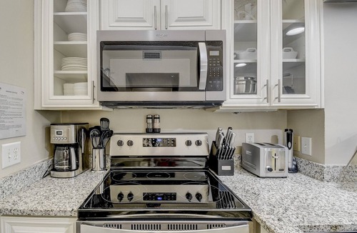Briarcliffe Acres Condo | Romantic Getaway with WIFI, 2 fireplaces, 3 minute walk to beach!