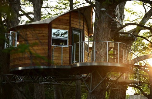Spicewood RV Rental | Romantic Getaways in Fully-Equipped Tree House Rental in Spicewood, Texas