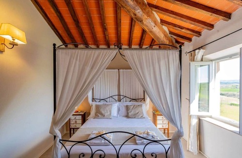 Lajatico Bed & Breakfast | Romantic Ginestra Room with canopy bed