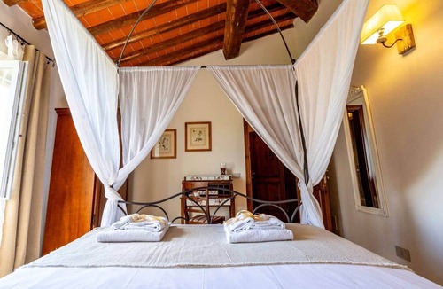 Lajatico Bed & Breakfast | Romantic Ginestra Room with canopy bed