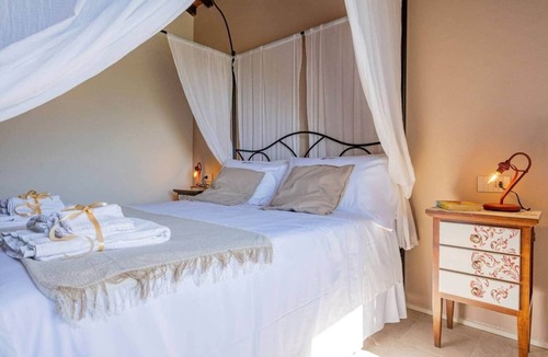 Lajatico Bed & Breakfast | Romantic Ginestra Room with canopy bed