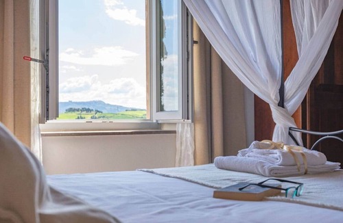 Lajatico Bed & Breakfast | Romantic Ginestra Room with canopy bed