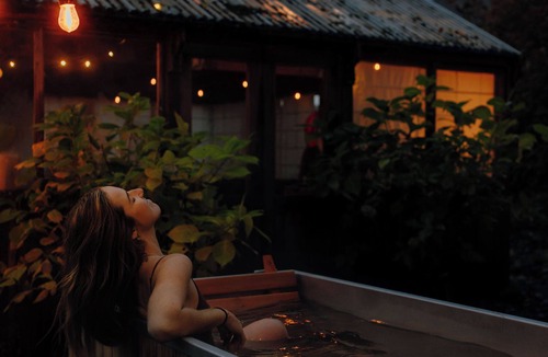 Molalla Cabin | Romantic Glamping escape with wood fired hot tub/hiking, near hidden waterfalls.