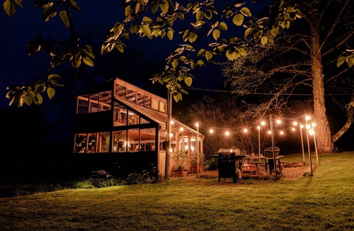Molalla Cabin | Romantic Glamping escape with wood fired hot tub/hiking, near hidden waterfalls.