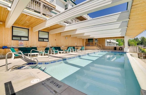 Onekama Apartment | Romantic Hideaway Studio—Pool & Hot Tub—Lake Michigan Access—2 Kayaks Provided!