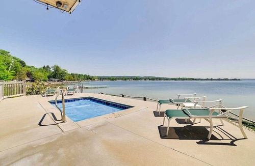 Onekama Apartment | Romantic Hideaway Studio—Pool & Hot Tub—Lake Michigan Access—2 Kayaks Provided!