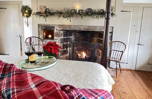 Lisbon House | Romantic, Historic 1750 Early Colonial House near Casinos, Spa, Mystic and more!