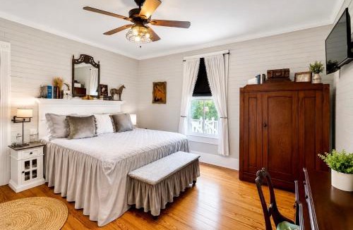 Chappell Hill House | Romantic Historic - Cottage Farmhouse - Pond - Porch - Fenced - The Cottage at Chappell Hill