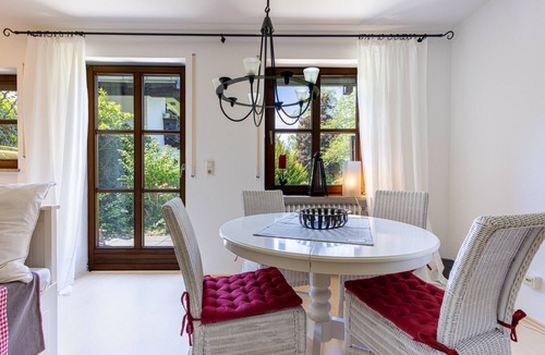 Gmain Apartment | Romantic holiday flat "Alpenliebe" with south terrace and mountain view