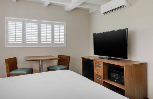 Jekyll Island Hotel | Romantic Island Escape | Pool Access | Free Breakfast | Free Parking