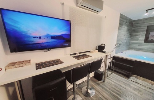 Kinosargous Apartment | Romantic Jacuzzi Retreat – Heart of Athens near Acropolis Museum & Metro Fix
