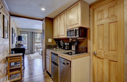 Four O'Clock Condo | Romantic King Bed Studio – Ski In, 200 Steps to Lift, Walk to Main Street