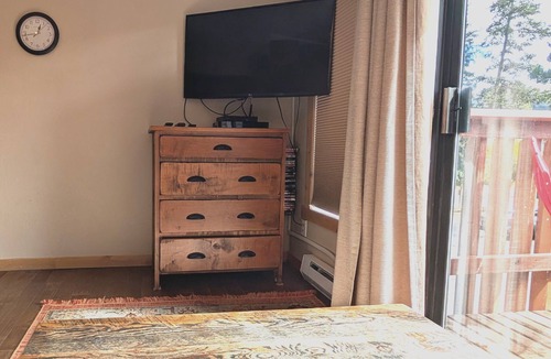 Four O'Clock Condo | Romantic King Bed Studio – Ski In, 200 Steps to Lift, Walk to Main Street