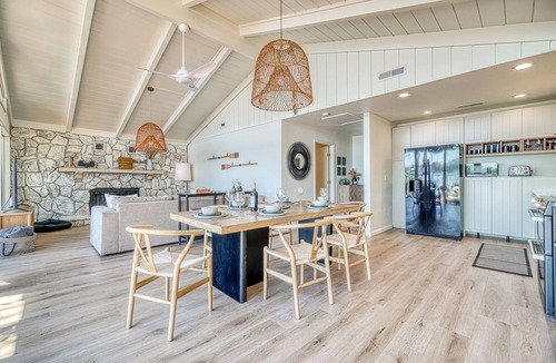 Lower Lake House | Romantic lakefront, hot tub under the stars, huge deck & private dock