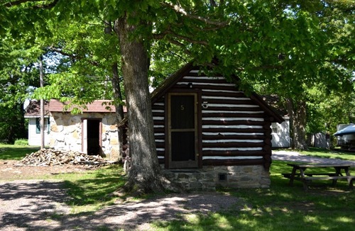 Markleysburg Cabin | Romantic Log Cabin for Two near Youghiogheny River Lake in Pennsylvania
