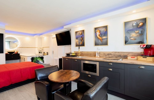 Saint-Assiscle Apartment | Romantic love room - 2-seater Jacuzzi