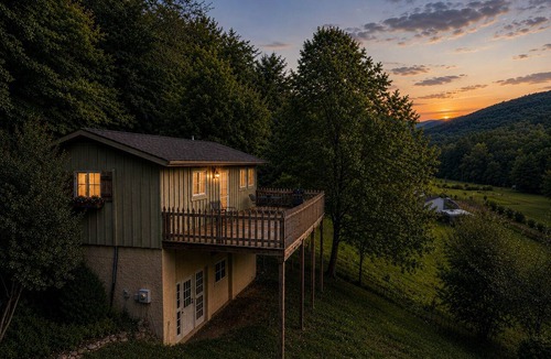 Purlear Cottage | Romantic Mountain Cottage Near Boone