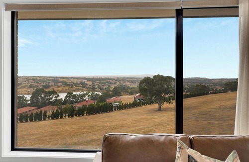 Wallan House | Romantic Mountain View with Lakeside living