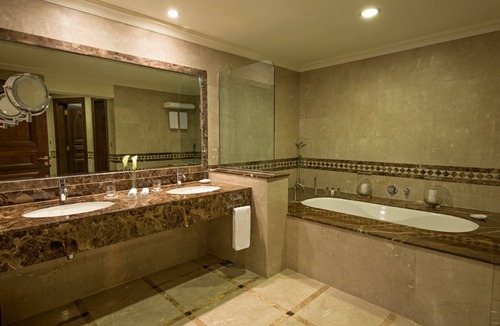 Al Aqah Hotel | Romantic Ocean Views Getaway Close to Snoopy Island Adventures and Local Gems