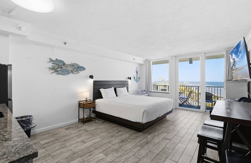 Lenox Park Condo | Romantic Oceanview Studio w/Balcony, Pool & Walkable Attractions
