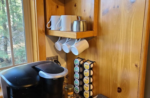 Crestline Cabin | Romantic, Pet-Friendly Cabin. 5-min walk to Lake. 2 BBQ + 2 Decks + Fire Pit/EV