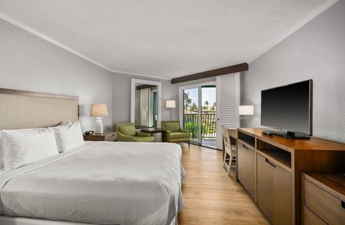 Hanamaulu Resort | Romantic Pool Oceanview Room King Bed at Beachfront 4 Star Resort
