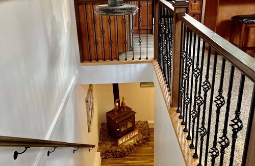 Auburn House | Romantic Red Barn Escape Getaway, Amazing Mt Rainier Views- hot tub- firepit-BBQ