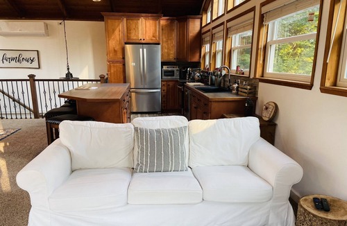 Auburn House | Romantic Red Barn Escape Getaway, Amazing Mt Rainier Views- hot tub- firepit-BBQ