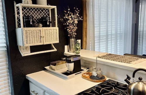 Pleasant Shade Cottage | Romantic Relaxing Jacuzzi Bathhouse Cottage