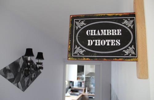 Arrest House | ROMANTIC ROOM, THE HIGH VILLAGE IN BAY OF SOMME