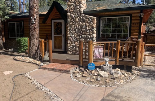 Big Bear City Cabin | Romantic, Rustic Log Cabin EXCLUSIVELY for Couples/Small Families; 4 PERSON MAX
