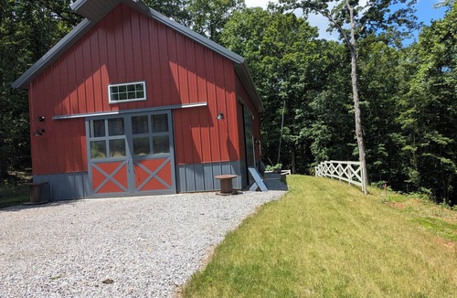 Loudon Apartment | Romantic Secluded Retreat! 1 Bedroom Barndominium- Adults Only