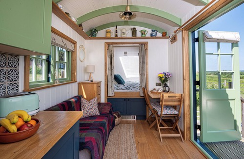 Langport Cabin | Romantic Shepherd Hut and Private Hot Tub Retreat