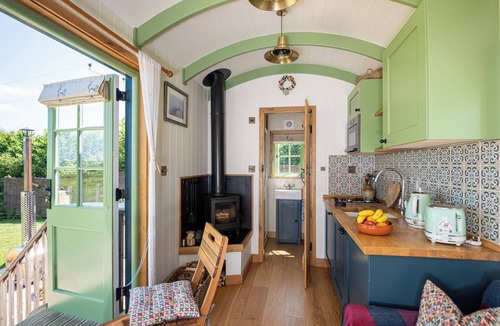 Langport Cabin | Romantic Shepherd Hut and Private Hot Tub Retreat