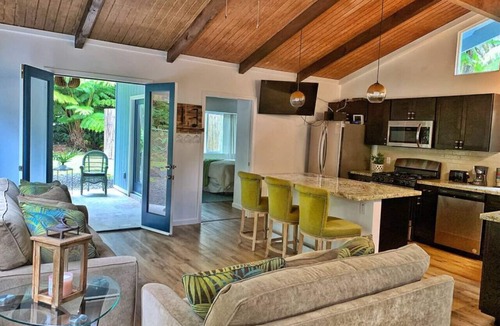 Ohia Estates Cabin | Romantic singing Cottage, soak hot tub, outdoor shower 5min to HI volcano park
