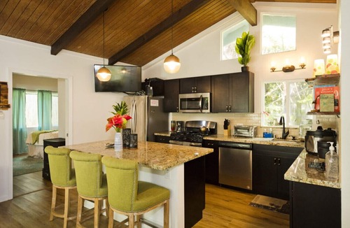 Ohia Estates Cabin | Romantic singing Cottage, soak hot tub, outdoor shower 5min to HI volcano park