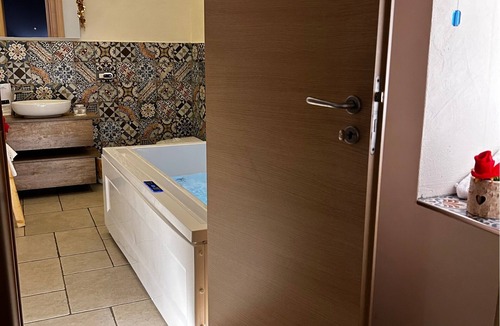 Pulsano Bed & Breakfast | Romantic Spa Suite with Jacuzzi – Historic Pulsano Escape