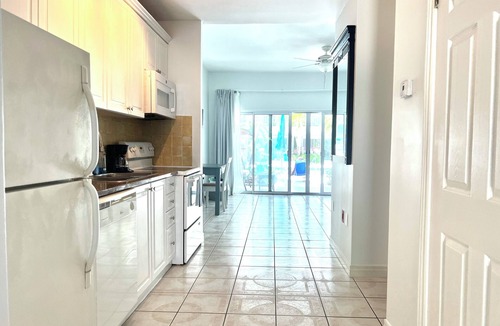 Caicos Islands Condo | Romantic Stay Easy Access to Pool