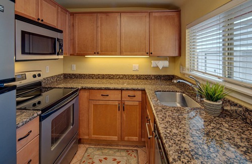 Southern Crossing Cottage | Romantic Stowaway. Walk Everywhere - Old Mill, Box Factory, Downtown. Quiet Bend neighborhood.