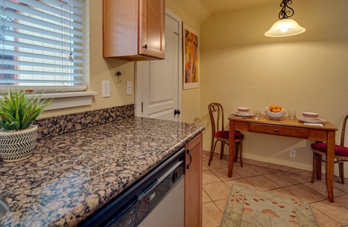 Southern Crossing Cottage | Romantic Stowaway. Walk Everywhere - Old Mill, Box Factory, Downtown. Quiet Bend neighborhood.